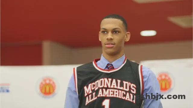 17岁赚了一百万美元，25岁被CBA裁员