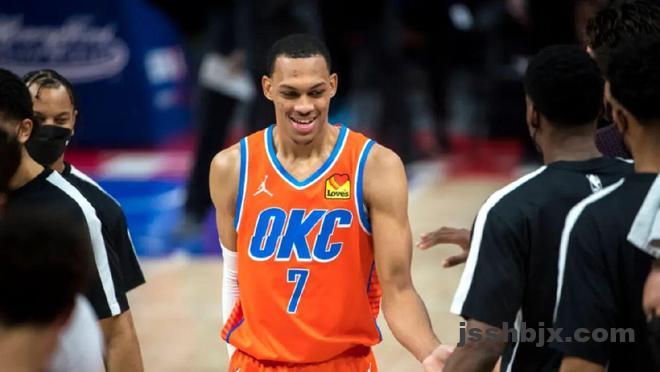 17岁赚了一百万美元，25岁被CBA裁员